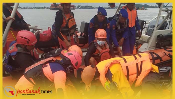 Personel Tim SAR Gabungan menemukan korban tenggelam dan langsung melakukan evakuasi, Rabu (1/3/2023)