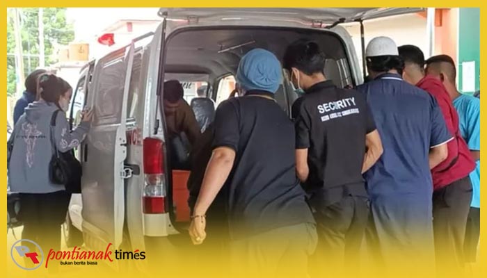 Petugas medis RSUD Abdul Azis Singkawang memasukkan jenazah korban ke ambulan untuk dibawa ke rumah duka, Jumat (31/3/2023)