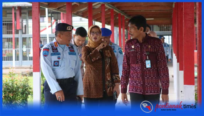 Kakanwil Kemenkumham Provinsi Kalimantan Barat Pria Wibawa dan Kadiv Pemasyarakatan Ika Yusanti saat melakukan inspeksi mendadak ke Lapas II A Pontianak