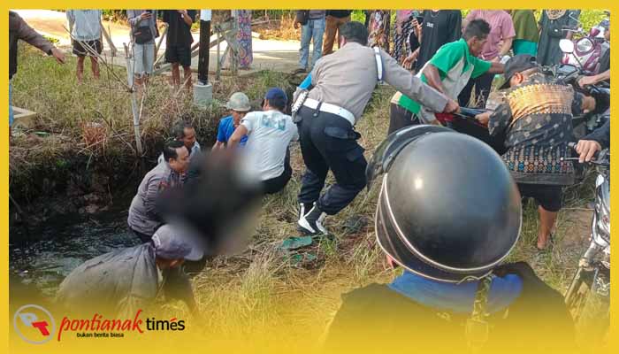 Anggota Polsek Teluk Keramat bersama warga, mengevakuasi maayat dari parit di Dusun Penagaman, Desa Sekura Kabupaten Sambas