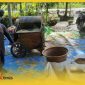 Petani di Desa Tri Mandayan, Kecamatan Teluk Keramat memanen padi menggunakan alat panen tradisional, Sabtu (15/7/2023)