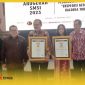 Erros Jarot dan Azyumardi Azra menerima anugerah Tokoh Pelopor Pers Merdeka dari SMSI  