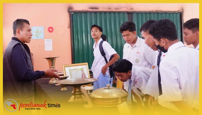 Kurator Museum Daerah Kabupaten Sambas memperkenalkan benda-benda bersejarah kepada para siswa SMK Negeri 1 Jawai Selatan