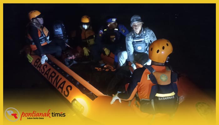 Tim SAR Gabungan mengevakuasi korban yang terjatuh dari Jembatan Sungai Sambas Besar (JSSB)