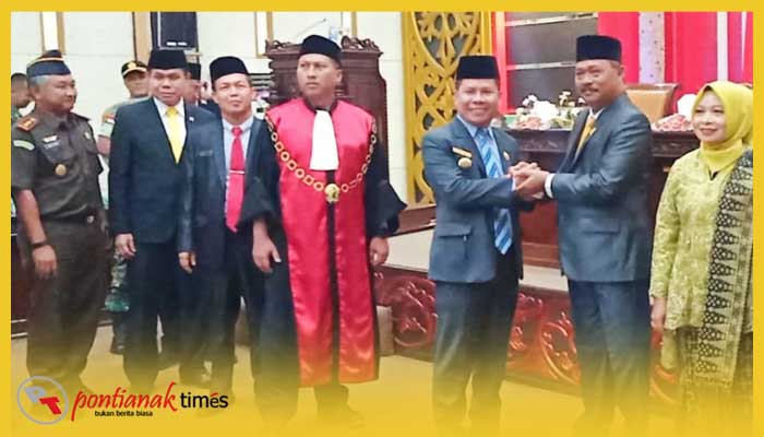 Sehan A Rahman menerima ucapan selamat usai pelantikannya sebagai Wakil Ketua DPRD Sambas, Jumat (29/9/2023)