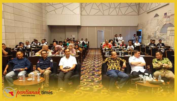 Diskusi Panel Literasi Beretika Menuju Kedewasaan Demokrasi 2024 garapan SMSI Provnsi Kalbar di Ibis Hotel Pontianak