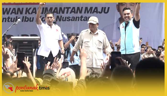 Prabowo diapit Ketua TKD Maman Abdurrahman dan Ketua Relawan Projo Kalbar, Sabtu (20/1/2024)