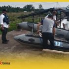 BPBD Mempawah Dan TNI bersama warga melakukan pencarian Asfan yang hilang di Perairan Kuala Mempawah.