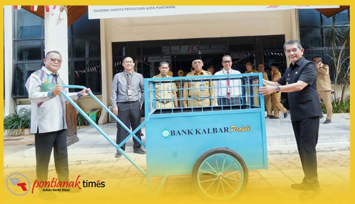 Dirut Bank Kalbar, H Rokidi berpose bersama Pj Walikota Pontianak Ani Sofian saat penyerahan CSR gerobak sampah.