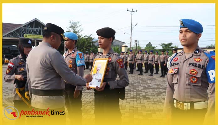 Upacara pemecatan BR di halaman Mapolres Sambas dipimpin Kapolres Sambas.