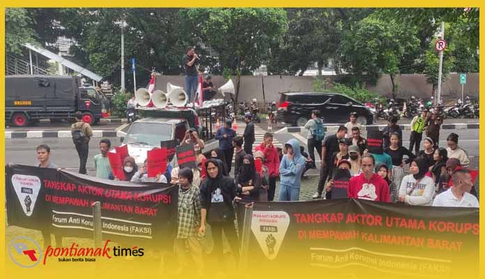 Massa dari Forum Anti Korupsi Indonesia (FASI) menggelar aksi di Halaman Gedung Merah Putih Komisi Pemberantasan Korupsi (KPK), Jumat (23/5/2025).