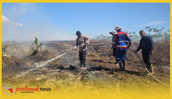 Polsek Jawai dan Tim Gabungan memadamkan api di areal Karhutla gambut di Desa Sarang Burung Danau Kecamatan Jawai Kabupaten Sambas Kalimantan Barat.