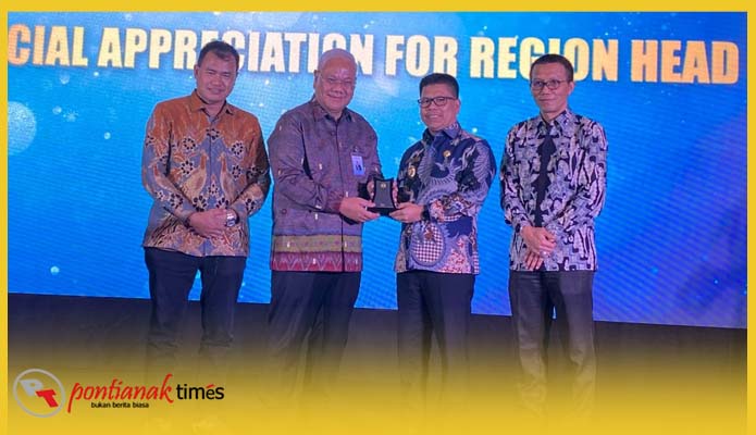 Bupati Sambas H Satono menerima penghargaan kepala daerah paling inspiratif 2025.