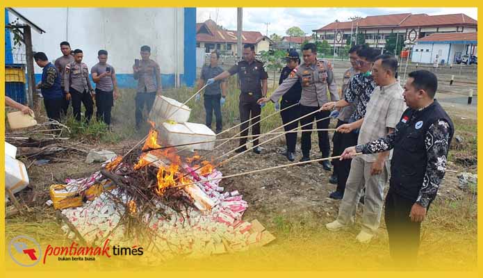 Pemusnahan kosmetik ilegal di belakang Mapolres Sambas, Kamis (15/5/2025)