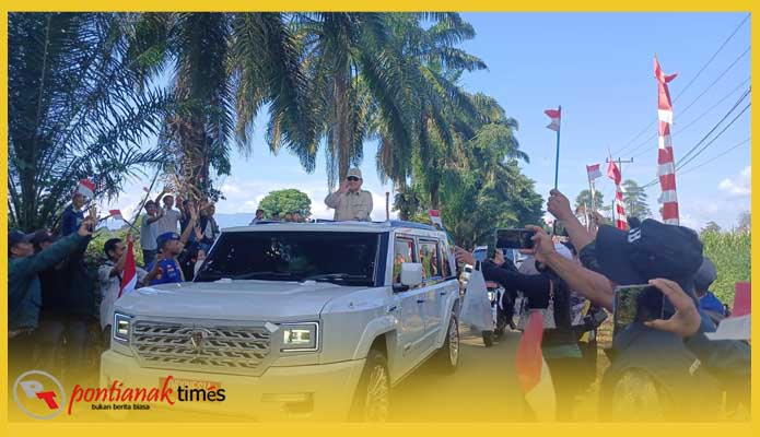 Prabowo Subianto disambut masyarakat saat tiba di Kabupaten Bengkayang menuju lokasi panen jagung serentak.