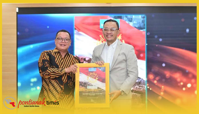 Dirut Bank Kalbar, Rokidi menerima Bank Kalbar meraih BUMD Brand Equity Awards 2025.
