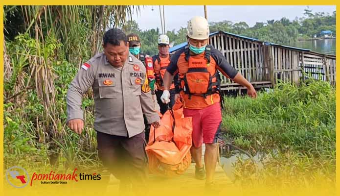 Tim SAR GAbungan mengevakuasi jenazah Hendra.