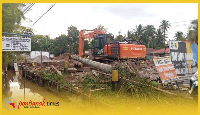 lokasi tumbangnya pohon palem hingga menimpa korban (Nurdin Lubis) di proyek pembangunan jembatan baru di Jalan Daeng Manambon Kelurahan Tengah Kecamatan Mempawah Hilir