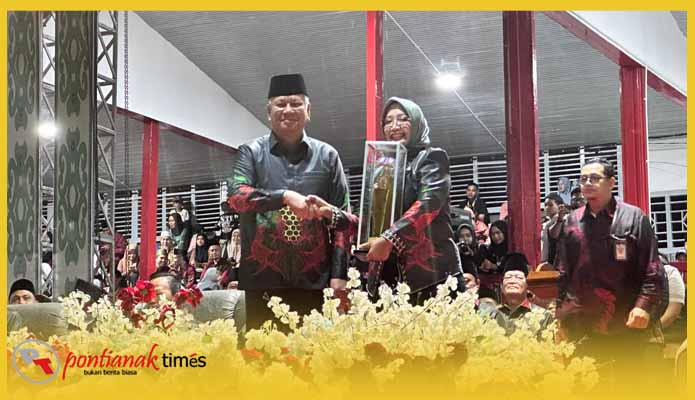 Bupati Mempawah, Erlina menerima piala juara umum di MTQ XXXIII Kapuas Hulu 2025.