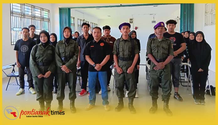 Pemateri Ramadhan (tengah), bersama anggota Menwa dan Calon Menwa STAI Mempawah, Jumat 19 September 2025.