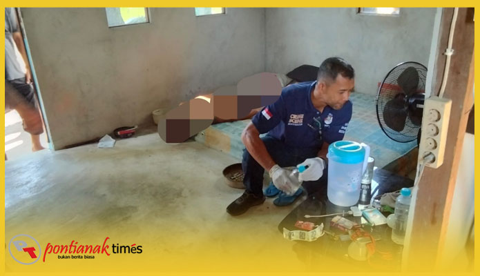 ajaran Polsek Sungai Kunyit lakukan olah TKP penemuan mayat di dalam rumah, Kecamatan Sungai Kunyit, Kabupaten Mempawah, Jumat (26/9/2025).