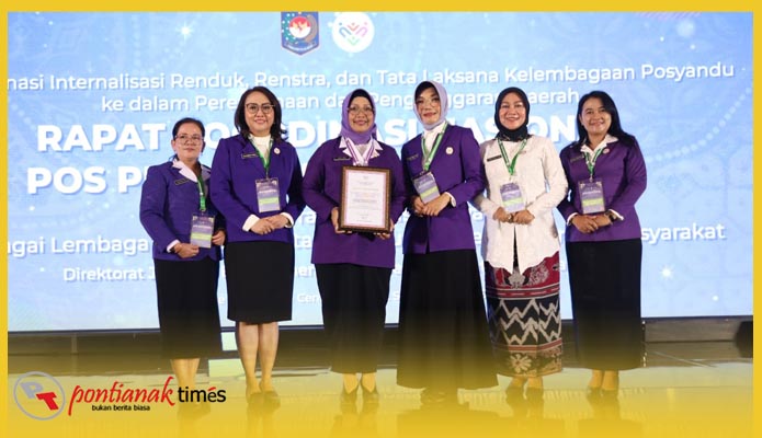Ketua TP Posyandu Kalimantan Barat Erlina Ria Norsan (tengah) usai menerima piagam penghargaan dari Ketua Umum TP Posyandu Tri Tito Karnavian pada Rakornas Posyandu di Jakarta, Senin (22/9/2025).