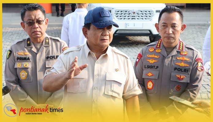 Presiden RI Prabowo Subianto didampigi Kapolri Listyo Sigit Prabowo usai menjenguk korban aksi massa di RS Polri Kramat Jati.