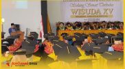 Bupati Sambas H Satono memberikan sambutan dalam Sidang Senat Terbuka Wisuda Magister, Sarjana, dan Diploma XV (Unnisas), Minggu (28/9/2025) di Aula Kampus Unnisas.