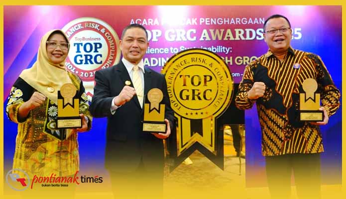 Gubernur Kalbar Ria Norsan, Bupati Mempawah Erlina dan Dirut Bank Kalbar menerima penghargaan pada ajang TOP GRC Awards 2025, Senin (8/9/2025) di Hotel Raffles Kuningan.