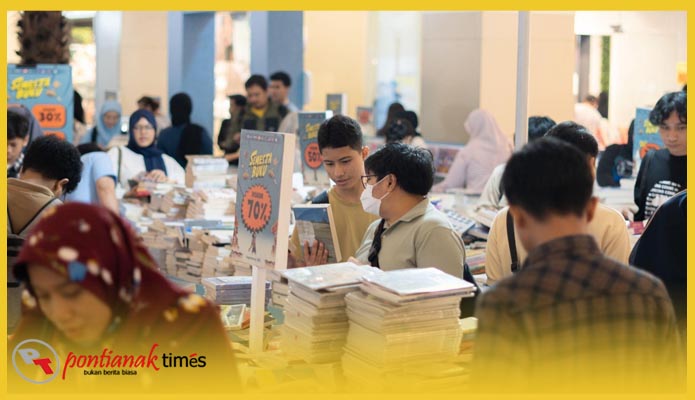 Pengunjung Ayani Megamall Pontiaak memenuhi area Semesta Buku yang dselenggarakan Gramedia.