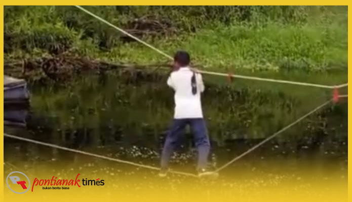 Capture video seorang pelajar nekat menyebrangi sungai di Kecamatan Segedong menggunakan tali. 