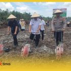 Simbolik penanaman jagung oleh Kapolres Sambas AKBP Wahyu Jati Wibowo, Wakil Bupati Sambas H Heroaldi, perwakilan Dandim, pejabat dari BPS, OPD terkait, Bulog, dan Kejaksaan Negeri Sambas.