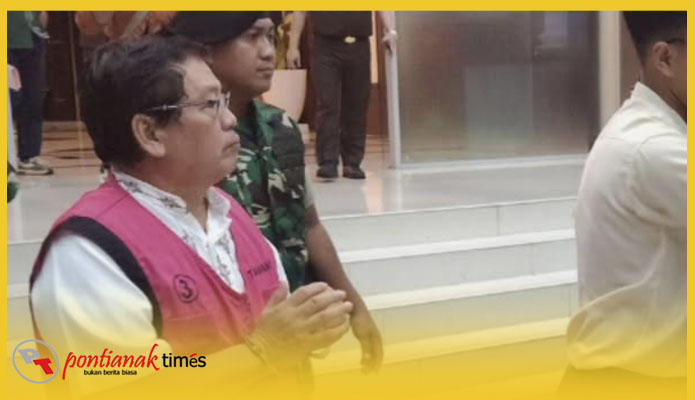 AS memakai rompi merah tahanan Kejati Kalbar dikirim ke Rutan Kelas IIA Pontianak.