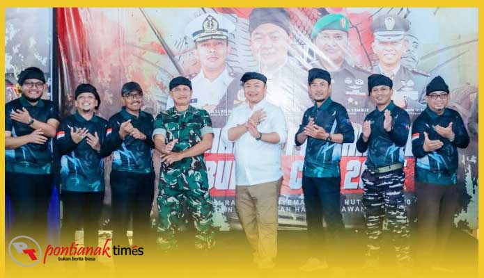 Bupati Ketapang, Alexander Wilyo foto bersama para pesilat pada cara penutupan Jambore Pencak Silat Bupati Cup.