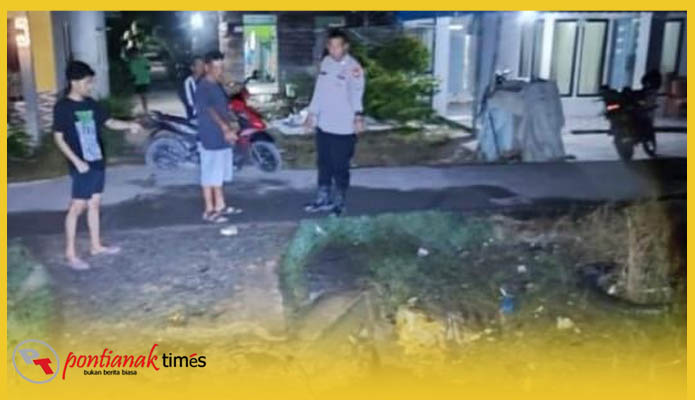 Petugas Polsek Semparuk mendatangi  lokasi kejadian di tepi Sungai Desa Semparuk.