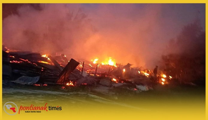 Kebakaran misterius terjadi di Desa Sijang, Kecamatan Galing, Kabupaten Sambas. Sebanyak sepuluh unit mess karyawan PT Lahan Agro Inti Ketapang (LAIK) terbakar, Senin (10/11/2025) malam