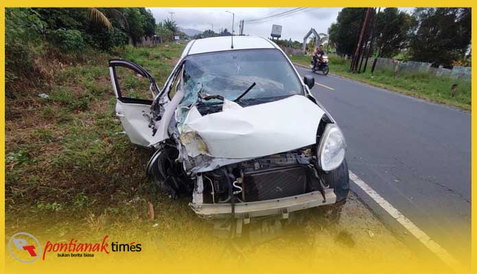 Mobil city car Nisan March warna putih rusak berat setelah bertabrakan dengan Truk Canter, Rabu (5/11/2025) sekitar pukul 14.00 WIB di Jalan Raya Gersik, Desa Singaraya, Kecamatan Semparuk, Kabupaten Sambas.