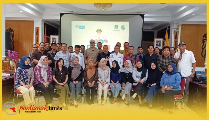 Para peserta Pelatihan Jurnalistik Aparatur Desa (PJAD) Section III Kabupaten Mempawah  berfoto bersama usai acara pembukaan, Sabtu (15/11/2025)