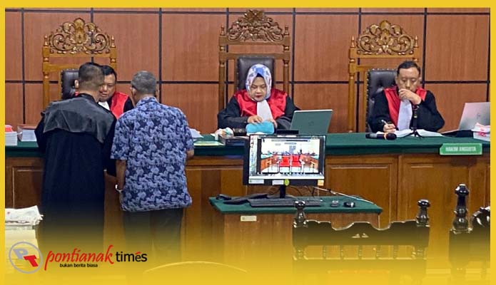 Proses persidangan pembuktian perkara korupsi retribusi pengelolaan lahan PT PWG di Pengadilan Tipikor Pontianak Jalan Uray Bawadi.