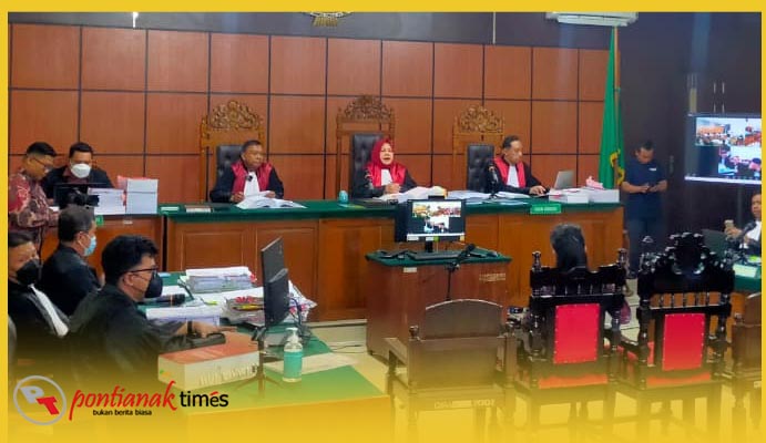 Tjhai Chui Mie (TCM), Walikota Singkawang hadir di Pengadilan Negeri Tipikor Pontianak memberikan kesaksian utuk tiga terdakwa perkara korupsi, Jumat (21/11/2025).