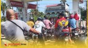 Antrean warga yang hendak membeli Pertalite di SPBU Kuala Mempawah.