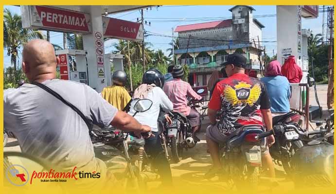Antrean warga yang hendak membeli Pertalite di SPBU Kuala Mempawah.