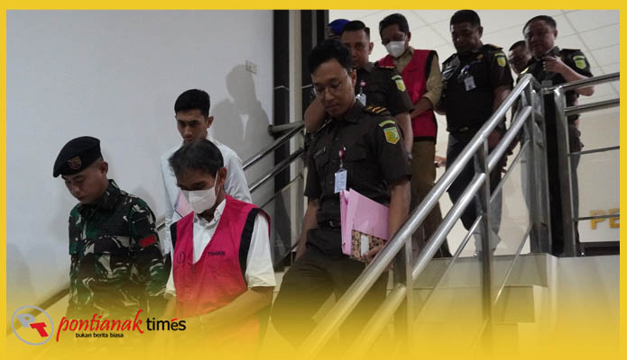 Dua tersangka dugaan korupsi dana hibah pembangunan SMA Mujahidin, IS dan MR ditahan pihak Kejaksaan Tinggi (Kejati) Kalimantan Barat.