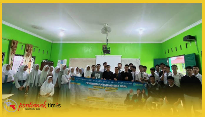 Foto bersama kegiatan sosialisasi penerimaan mahasiswa baru di SMAN 1 Sajad oleh UNISSAS.