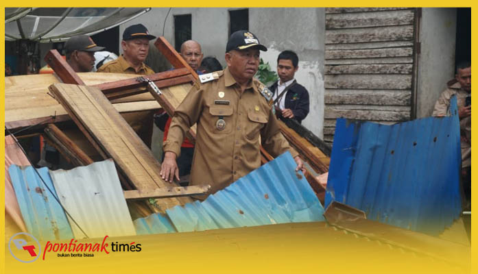 Wakil Bupati Mempawah, Juli Suryadi Burdadi, didampingi Kepala BPBD Kabupaten Mempawah, Aswin, meninjau langsung rumah warga yang terdampak angin kencang dan banjir rob di pesisir Pantai Desa Sungai Duri II, Kecamatan Sungai Kunyit, pada Senin (8/12/2025) siang.