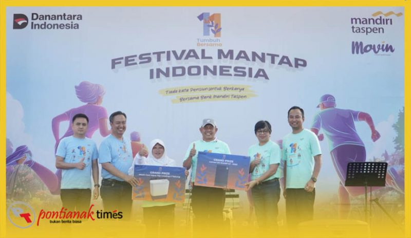 Direktur Utama Bank Mandiri Taspen, Panji Irawan (kedua dari kiri) didampingi Area Head Bank Mandiri Sulawesi Utara, Rd.Darojat Wirabuana, dan Branch Manager PT Taspen Manado, Theresia F.J.Lumingkewas, memberikan hadiah utama doorprize kepada nasabah, Sabtu (7/2/2026).