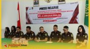 Kajari Sumba Timur, Akwan Annas menyampaikan keterangan pada konferensi pers Penyitaan dan Penyelematan Kerugian Negara, Rabu (25/2/2026).