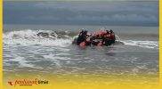 Tim SAR Gabungan melakukan pencarian korban Hazil Abrar yang terseret arus Pantai JS Paloh, Sambas.
