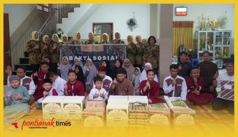 Kejati Kalbar dan Ikatan Adhyaksa Dharmakarini (IAD) r baksos di Lembaga Perlindungan Anak Indonesia (LPAI) Ar Rahmah di Jalan Seram I, Pontianak.