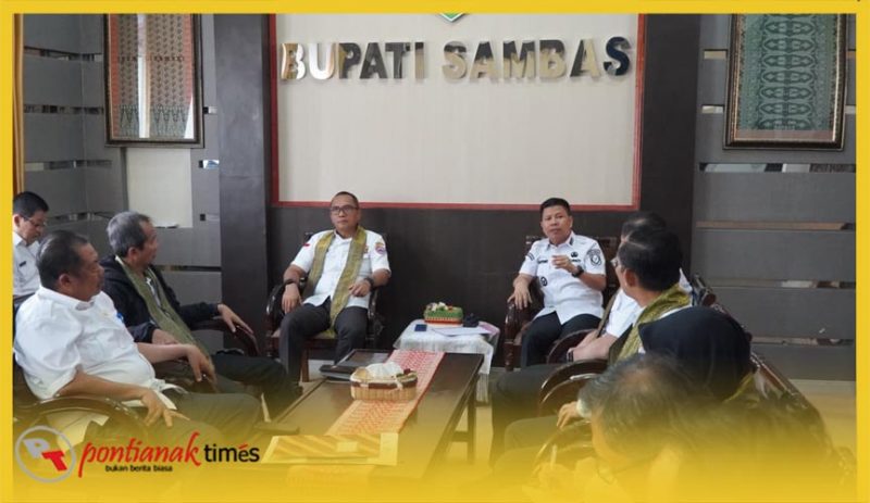 Bupati Sambas, H. Satono, menerima kunjungan kerja Sekretaris Badan Nasional Pengelola Perbatasan (BNPP) RI, Komjen Pol. Makhruzi Rahman, Rabu (4/3/2026) di Ruang Kerja Bupati Sambas.